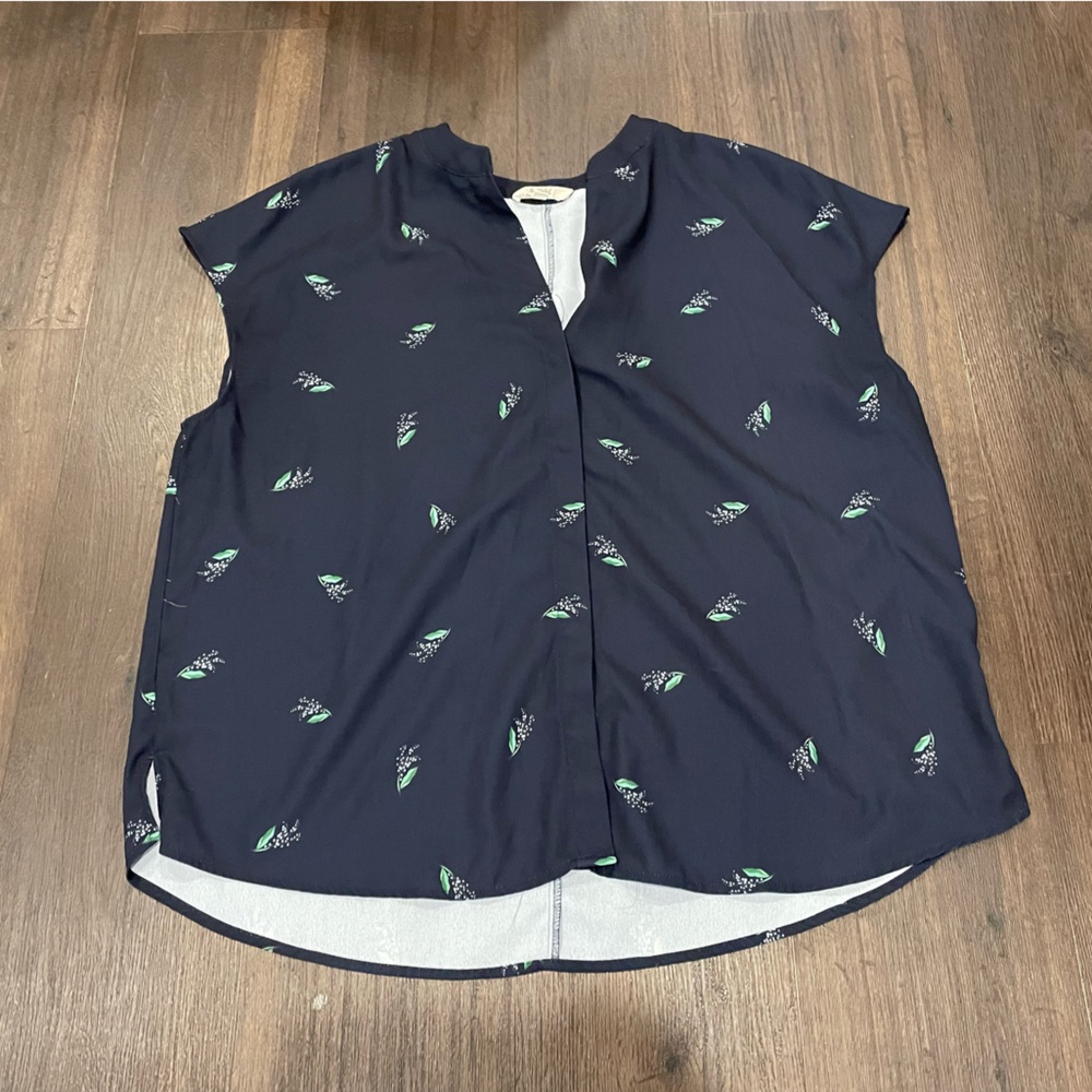Women’s short sleeve blouse.